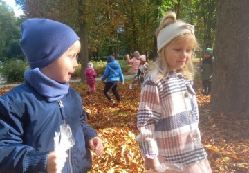 Powiększ obraz: Park jesienią - spacer po parku Jana Pawała II