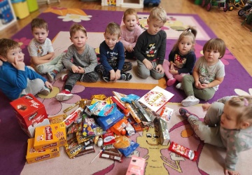 Powiększ obraz: "Aniołkowe granie" - zbiórka słodyczy dla Domu Dziecka w Kraśniku